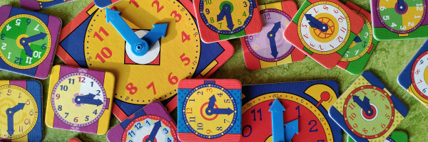 verschiedene Kärtchen eines Uhrzeit-Lernspiels