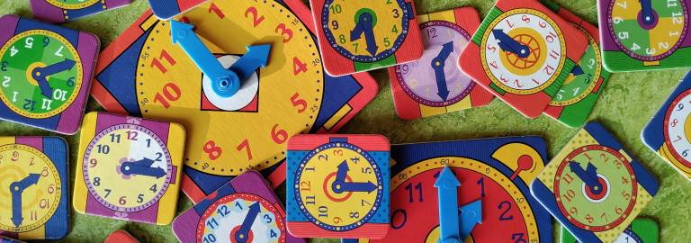 verschiedene Kärtchen eines Uhrzeit-Lernspiels